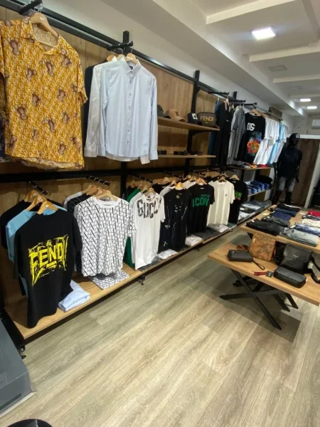 Tirane, shitet biznesi me rroba per meshkuj. Kati 1, 50 m² (21 DHJETORI, rruga Muhamet Gjollesha)