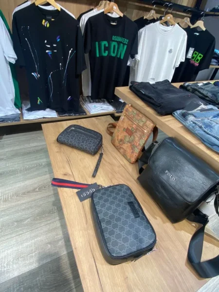 Tirane, shitet biznesi me rroba per meshkuj. Kati 1, 50 m² (21 DHJETORI, rruga Muhamet Gjollesha)