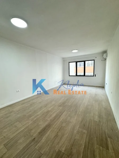 Tirane, jap me qera zyre Kati 1, 72 m² 500 € (Pazari i Ri)