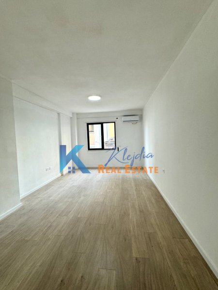 Tirane, jap me qera zyre Kati 1, 72 m² 500 € (Pazari i Ri)