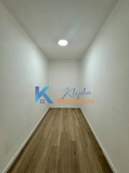 Tirane, jap me qera zyre Kati 1, 72 m² 500 € (Pazari i Ri)