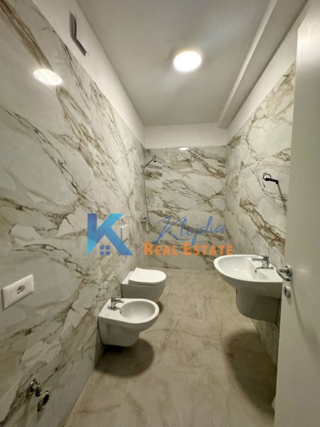 Tirane, jap me qera zyre Kati 1, 72 m² 500 € (Pazari i Ri)