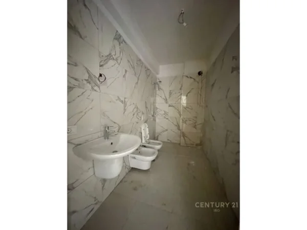 Tirane, shes apartament 1+1+Ballkon Kati 3, 61 m² 97.000 € (Kodra e Diellit 1)