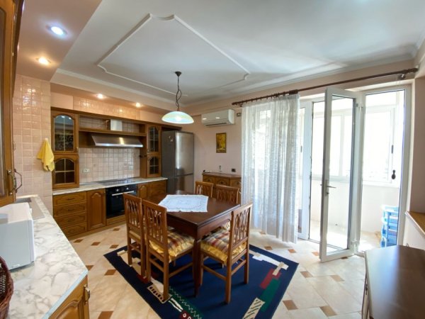 Tirane, jepet me qera apartament 3+1+Aneks+Ballkon Kati 8, 130 m² 1.100 € 