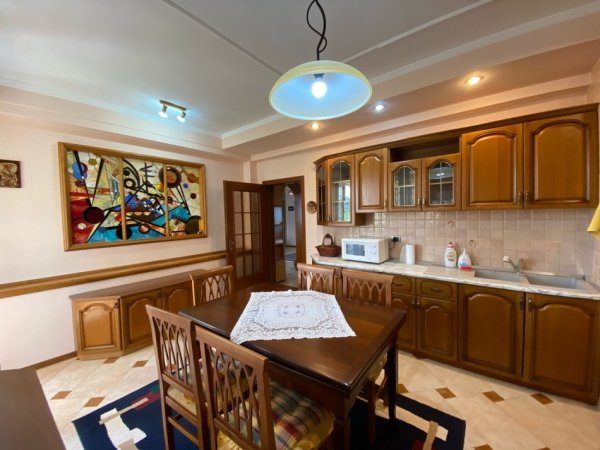 Tirane, jepet me qera apartament 3+1+Aneks+Ballkon Kati 8, 130 m² 1.100 € 