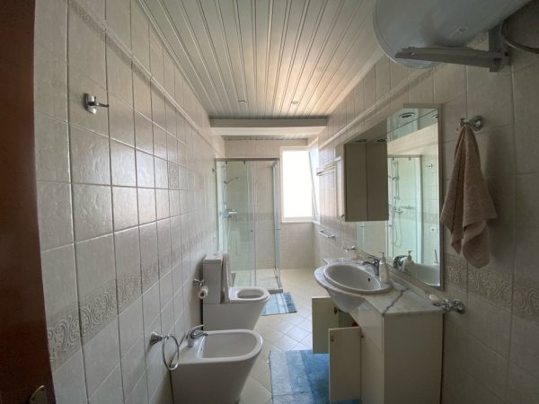 Tirane, jepet me qera apartament 3+1+Aneks+Ballkon Kati 8, 130 m² 1.100 € 