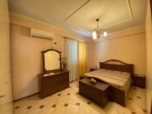 Tirane, jepet me qera apartament 3+1+Aneks+Ballkon Kati 8, 130 m² 1.100 € 