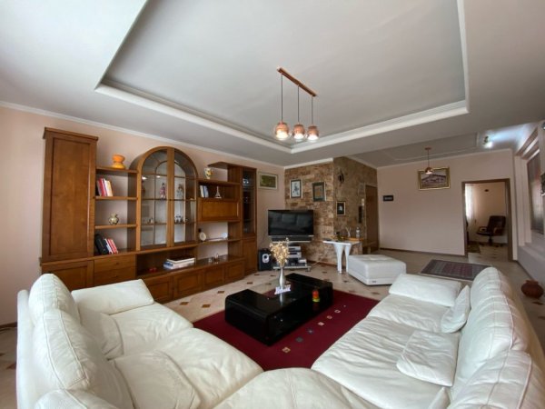Tirane, jepet me qera apartament 3+1+Aneks+Ballkon Kati 8, 130 m² 1.100 € 
