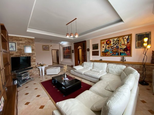 Tirane, jepet me qera apartament 3+1+Aneks+Ballkon Kati 8, 130 m² 1.100 € 