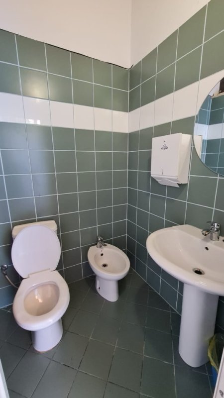 Tirane, jepet me qera ambjent biznesi Kati 0, 70 m² 500 € 