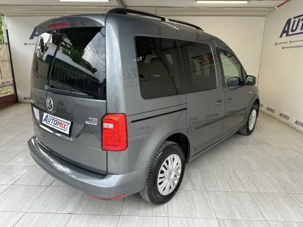 Tirane, shes makine VW CADDY Nafte, gri e erret manuale Klima 147.000 km 13.900 €