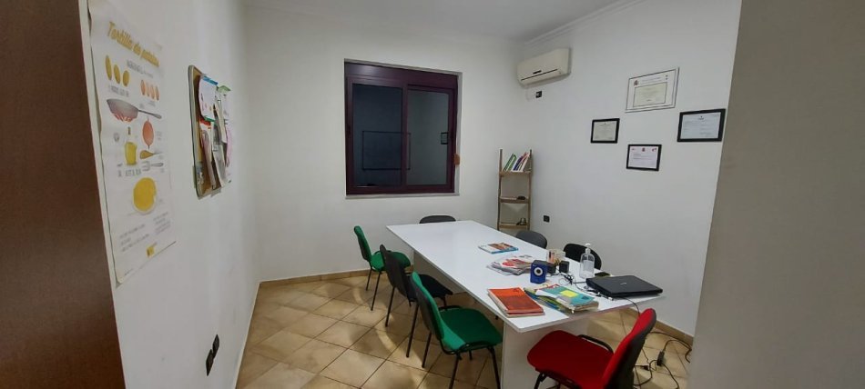 Tirane, jepet me qera zyre Kati 1, 115 m² 600 € (Rr.Panorama,ngjitur me Intermedica)