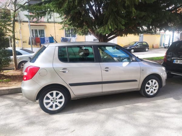 Tirane, shitet makine Skoda Fabia Benzin, bezhë manuale Kondicioner 99.000 km 4.300 €