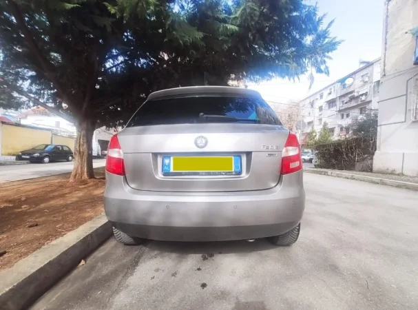 Tirane, shitet makine Skoda Fabia Benzin, bezhë manuale Kondicioner 110.000 km 3650 € (i diskutueshem)