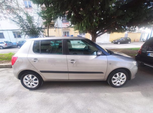 Tirane, shitet makine Skoda Fabia Benzin, bezhë manuale Kondicioner 99.000 km 4.300 €