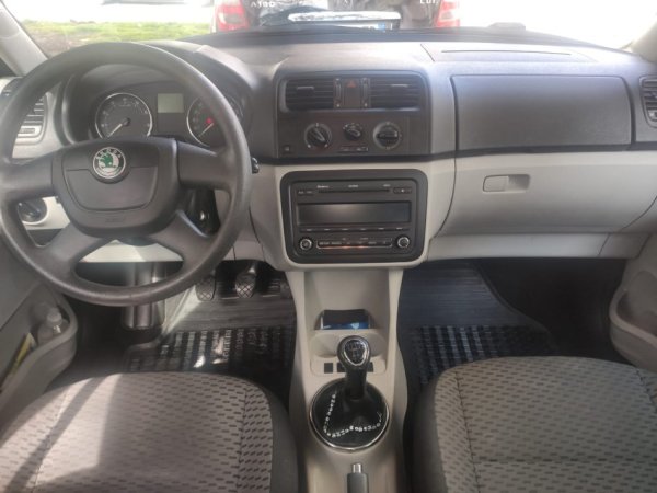 Tirane, shitet makine Skoda Fabia Benzin, bezhë manuale Kondicioner 110.000 km 3800 € (i diskutueshem)