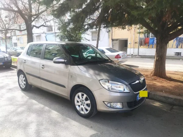 Tirane, shitet makine Skoda Fabia Benzin, bezhë manuale Kondicioner 110.000 km 3650 € (i diskutueshem)