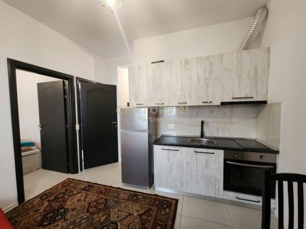 Tirane, jepet me qera apartament 1+1 Kati 1, 50 m² 400 € (5 Maj)