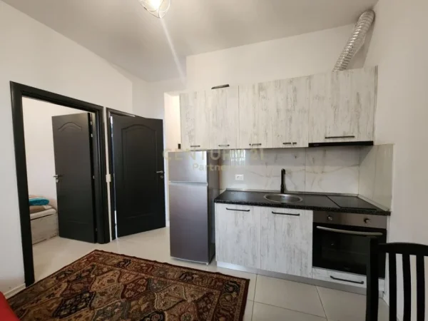Tirane, jepet me qera apartament 1+1 Kati 1, 50 m² 400 € (5 Maj)