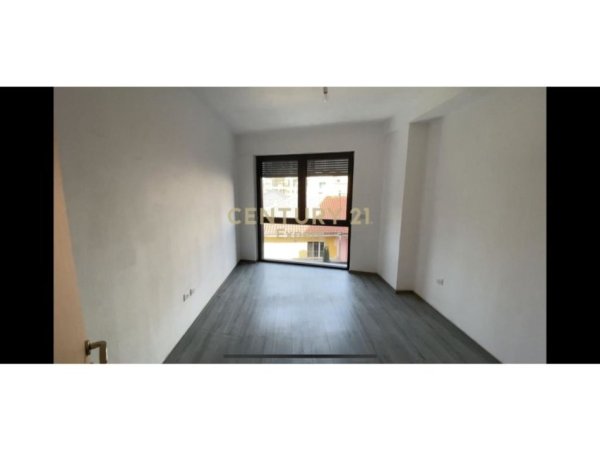 Tirane, jepet me qera zyre Kati 4, 96 m² 700 € (21 Dhjetori)