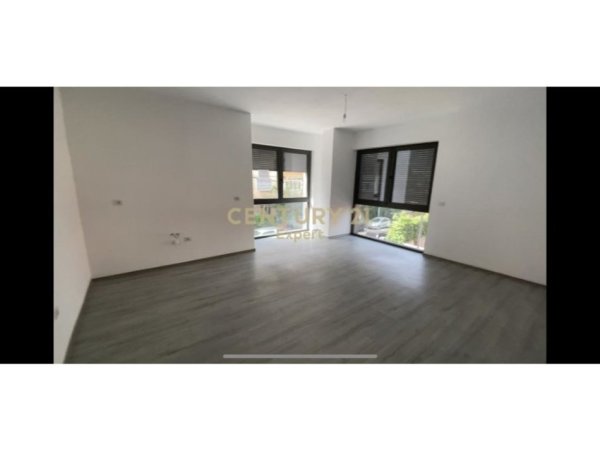 Tirane, jepet me qera zyre Kati 4, 96 m² 700 € (21 Dhjetori)