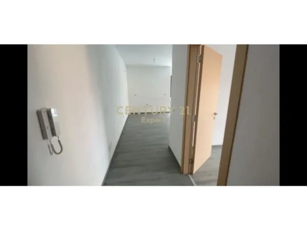 Tirane, jepet me qera zyre Kati 4, 96 m² 700 € (21 Dhjetori)