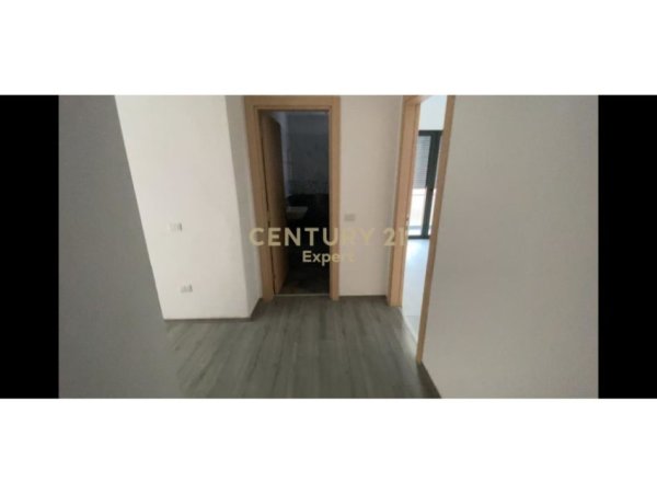 Tirane, jepet me qera zyre Kati 4, 96 m² 700 € (21 Dhjetori)