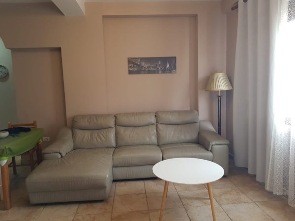 Tirane, jepet me qera apartament 3+1+Ballkon Kati 6, 100 m² 700 € (Qender)