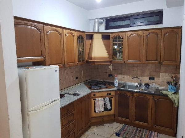 Tirane, jepet me qera apartament 3+1+Ballkon Kati 6, 100 m² 700 € (Qender)