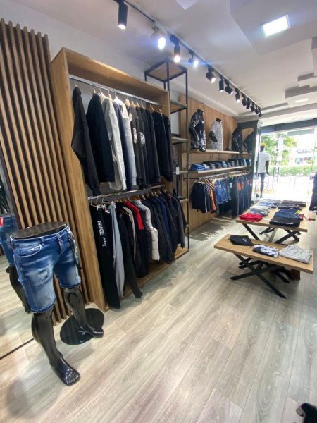 Tirane, biznesi  X BUTIK TIRANA,  ME RROBA PER MESHKUJ, (21 Dhjetori, rruga Muhamet Gjollesha)