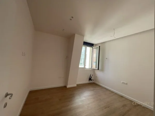 Tirane, jepet me qera zyre Kati 3, 101 m² 1.600 € (Rruga e elbasanit)