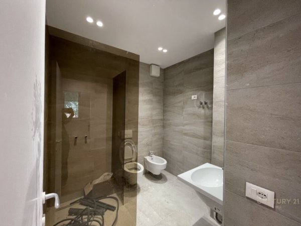 Tirane, jepet me qera zyre Kati 3, 101 m² 1.600 € (Rruga e elbasanit)