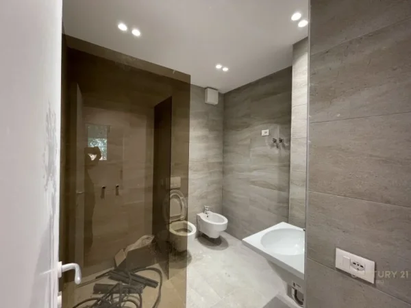 Tirane, jepet me qera zyre Kati 3, 101 m² 1.600 € (Rruga e elbasanit)