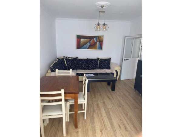 Tirane, jepet me qera apartament 1+1 Kati 2, 40 m² 400 € (Shkolla e kuqe)
