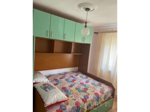 Tirane, jepet me qera apartament 1+1 Kati 2, 40 m² 400 € (Shkolla e kuqe)