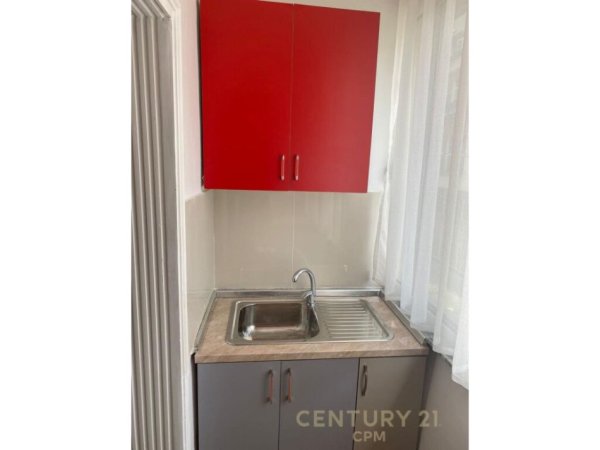 Tirane, jepet me qera apartament 1+1 Kati 2, 40 m² 400 € (Shkolla e kuqe)