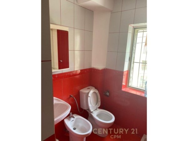 Tirane, jepet me qera apartament 1+1 Kati 2, 40 m² 400 € (Shkolla e kuqe)