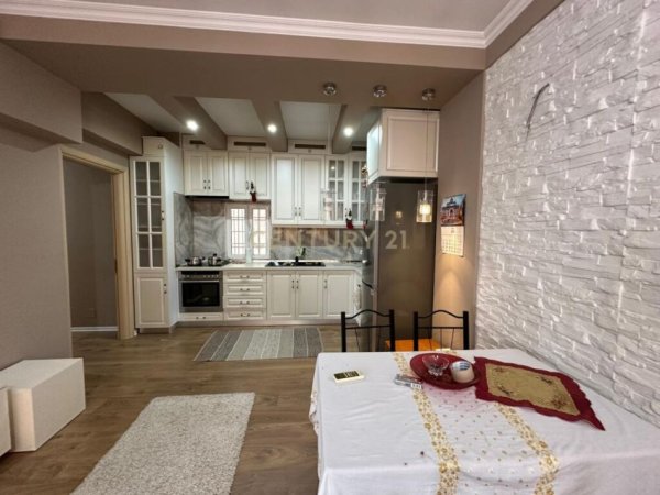 Tirane, jepet me qera apartament 2+1+Ballkon Kati 4, 90 m² 400 € (Rruga Muhamed Deliu)