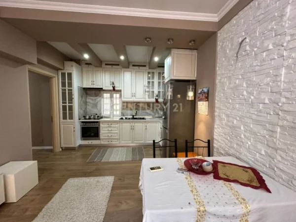 Tirane, jepet me qera apartament 2+1+Ballkon Kati 4, 90 m² 400 € (Rruga Muhamed Deliu)