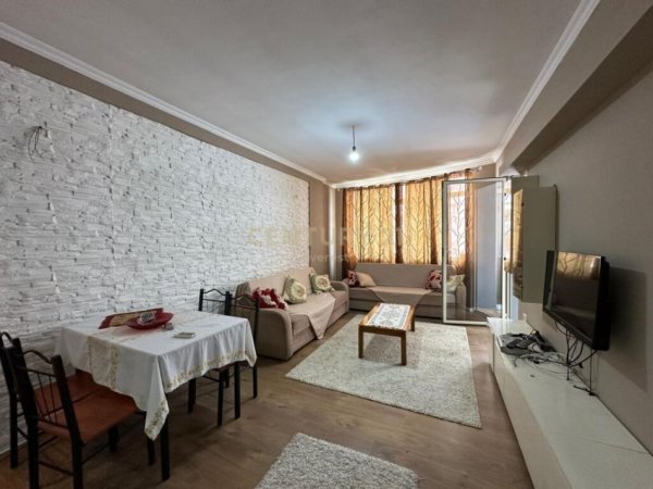 Tirane, jepet me qera apartament 2+1+Ballkon Kati 4, 90 m² 400 € (Rruga Muhamed Deliu)