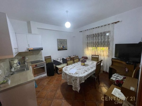 Tirane, jepet me qera apartament 1+1 Kati 1, 88 m² 300 € (Restorant Fresku)