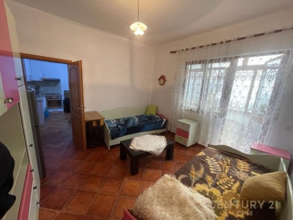 Tirane, jepet me qera apartament 1+1 Kati 1, 88 m² 300 € (Restorant Fresku)