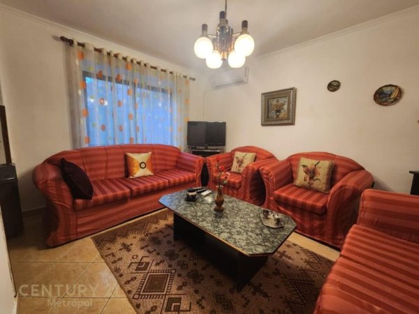 Tirane, jepet me qera apartament 2+1 Kati 1, 80 m² 400 € (Rruga Dibres)