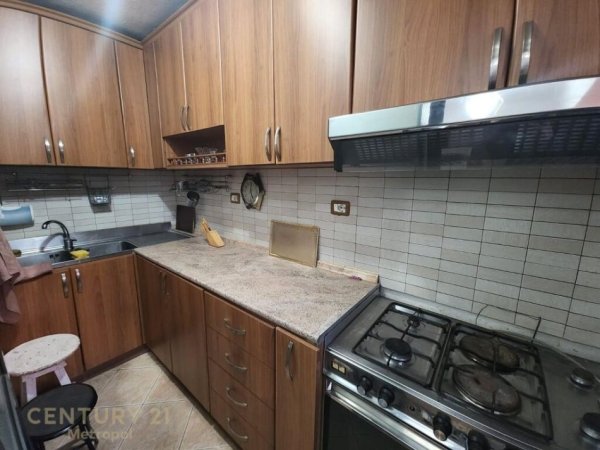 Tirane, jepet me qera apartament 2+1 Kati 1, 80 m² 400 € (Rruga Dibres)