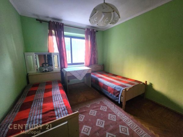 Tirane, jepet me qera apartament 2+1 Kati 1, 80 m² 400 € (Rruga Dibres)