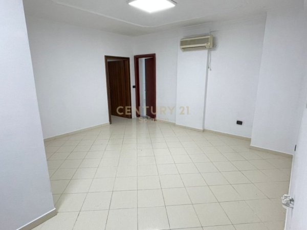 Tirane, jepet me qera zyre Kati 3, 92 m² 400 € (Teodor keko)