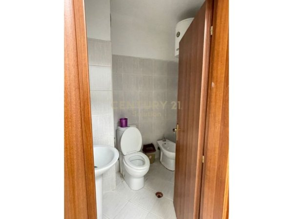 Tirane, jepet me qera zyre Kati 3, 92 m² 400 € (Teodor keko)