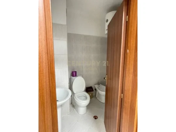 Tirane, jepet me qera zyre Kati 3, 92 m² 400 € (Teodor keko)