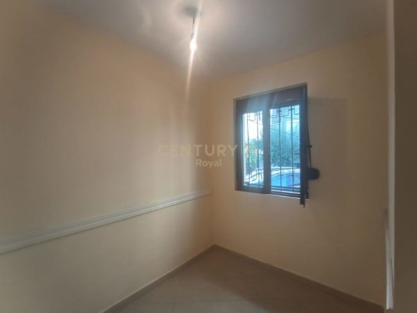 Tirane, jepet me qera ambjent biznesi Kati -1, 38 m² 350 € (Ish Ekspozita)