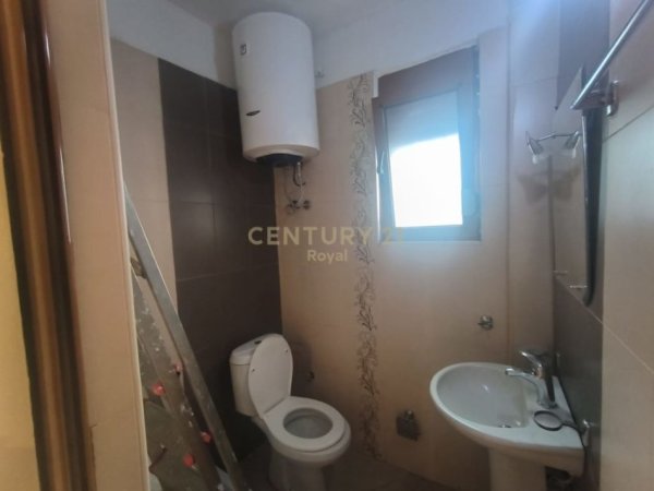 Tirane, jepet me qera ambjent biznesi Kati -1, 38 m² 350 € (Ish Ekspozita)